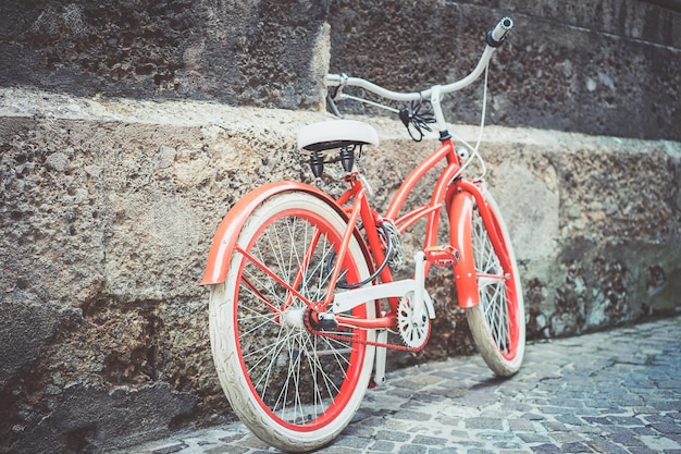 Fahrrad auf dem Fußweg an der Wand geparkt