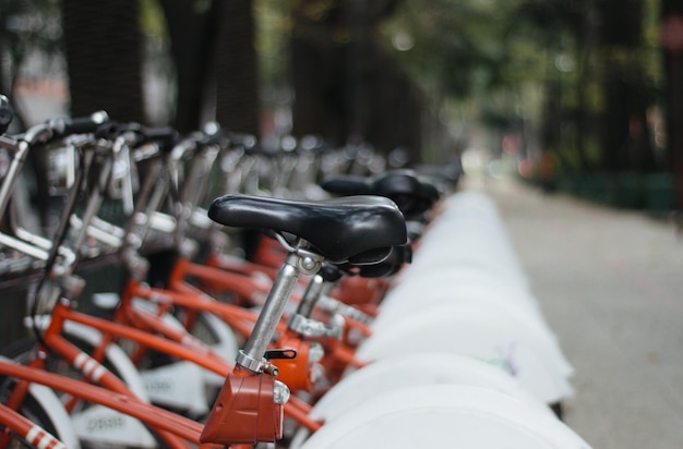 Foto fahrrad auf der straße geparkt