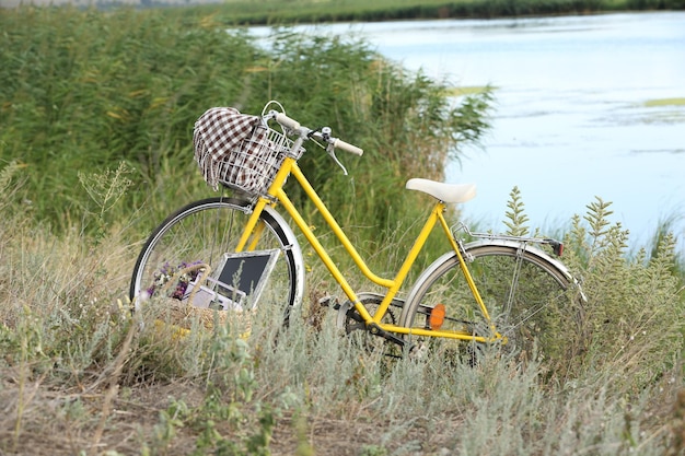 Fahrrad auf der Wiese bei Sonnenuntergang