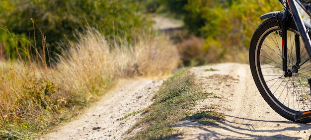 Fahrrad auf einem Feldweg, Fahrradweg im Gelände