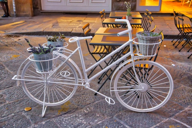 Foto fahrrad auf einer leeren straße in der stadt geparkt