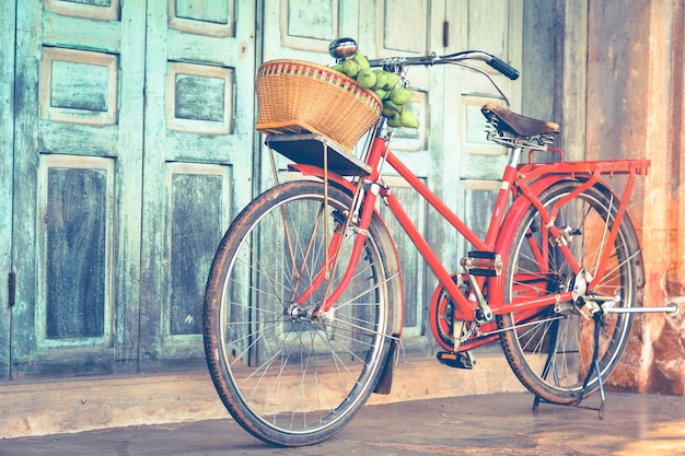 Fahrrad, das gegen ein Gebäude geparkt ist
