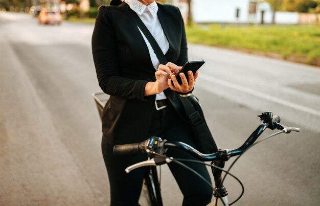 Fahrrad fahren und SMS schreiben.