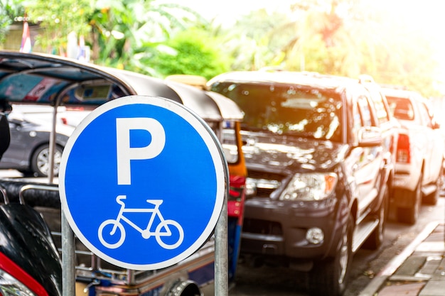 Foto fahrrad geparkte schilder in der stadt. - das problem der nichteinhaltung der verkehrsregeln.