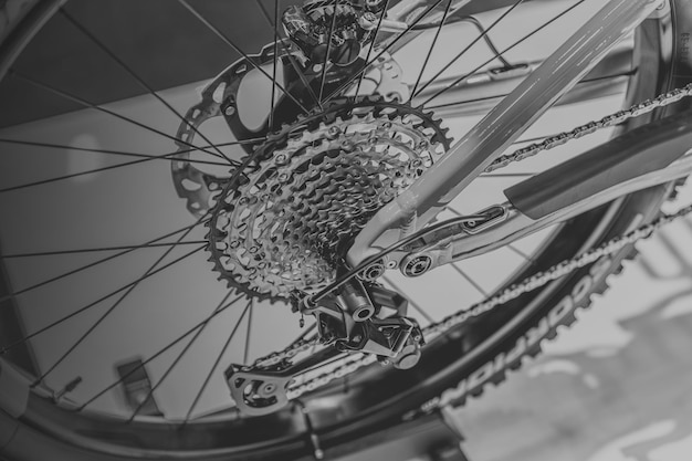 Fahrrad-Hinterradkassette und Umwerfer mit Scheibenbremssystem in Schwarz-Weiß für den Hintergrund