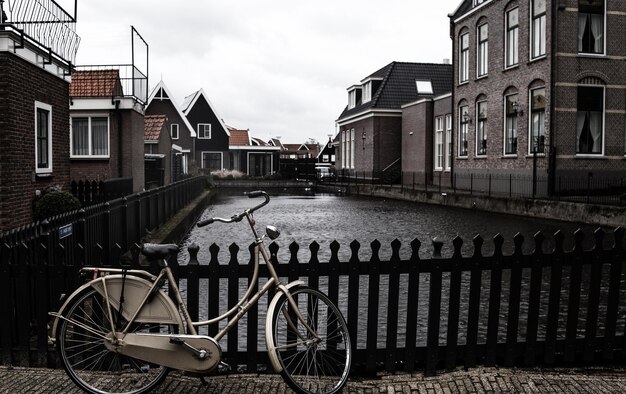 Fahrrad im Amsterdamer Kanal