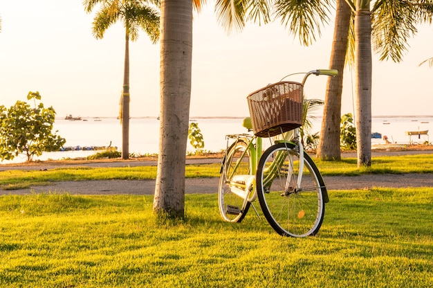 Fahrrad im Strand mit Sonnenuntergang