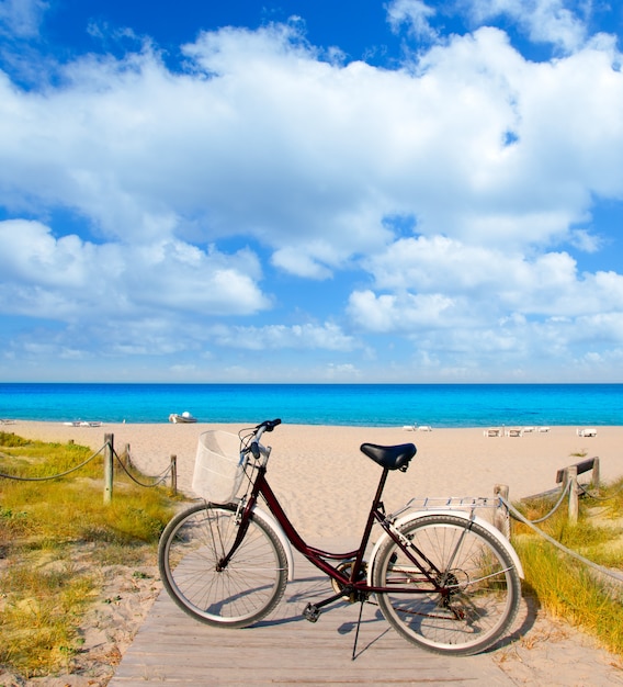 Fahrrad in Formentera Strand auf den Balearen