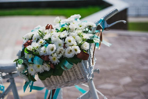 Fahrrad mit Blumenkorbdekoration