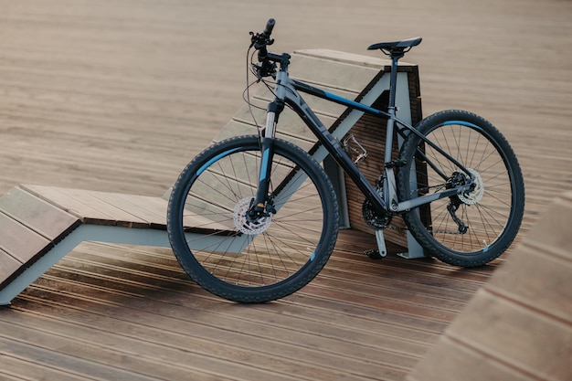 Fahrrad mit festem Gang in der städtischen Umgebung Sommersportrad im Freien Transport- und Pendelkonzept Geschwindigkeit und Rennrad Mountainbike