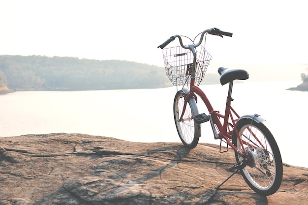 Foto fahrrad mit korb gegen den himmel