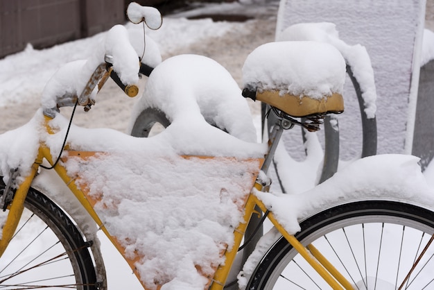 Fahrrad mit Schnee bedeckt.