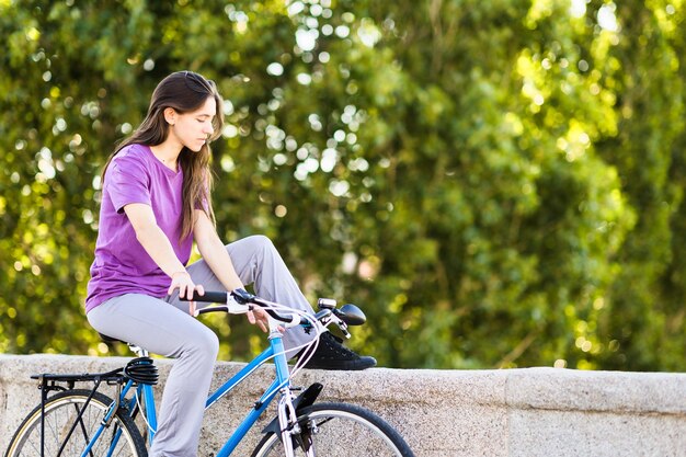 Fahrrad Nachhaltigkeit gesunder Lebensstil für geistige Gesundheit Wellness latein-uruguayanische mittlere Frau