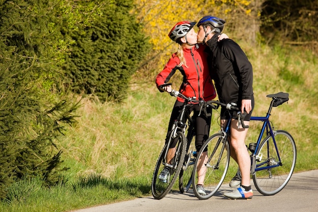 Fahrrad paar küssen