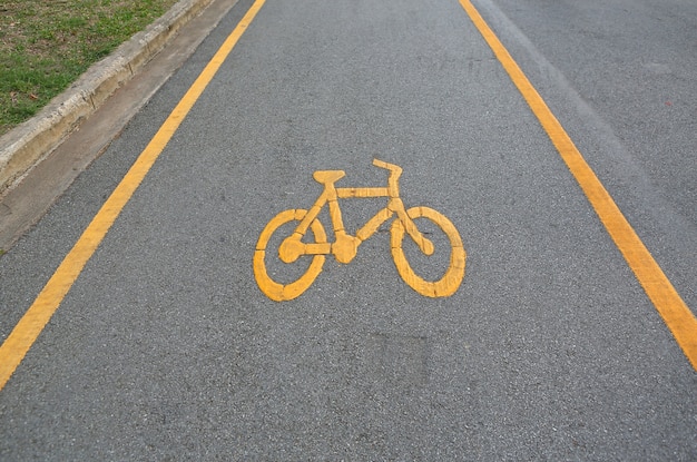 Fahrrad-Schild auf der Straße