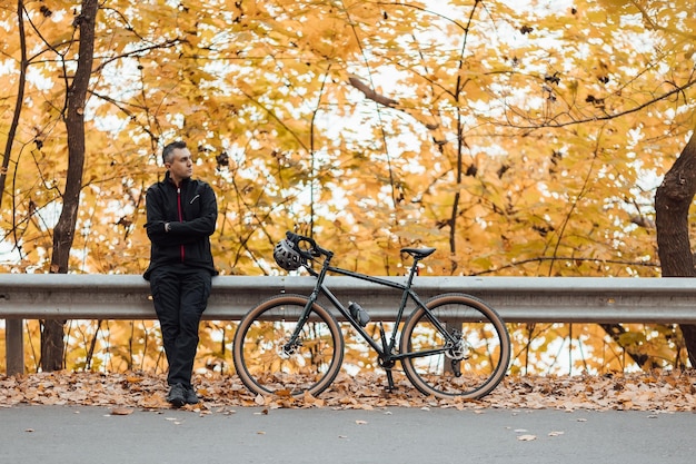 Fahrrad- und Mountainbikerpaar auf einem Fahrradweg im Herbstwald Mountainbike im Herbstlandschaftswald