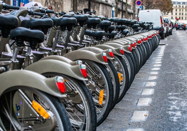 Fahrradabstellplatz auf den Straßen von Paris.