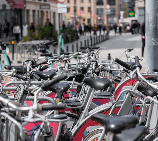 Fahrradabstellplatz im Zentrum einer europäischen Stadt. Alternativer Transport