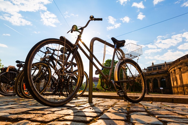 Fahrradabstellplatz in der alten europäischen Stadt