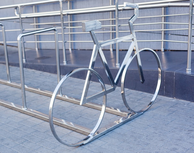 Fahrradabstellplatz. Leere Parkplätze für Fahrräder im Freien