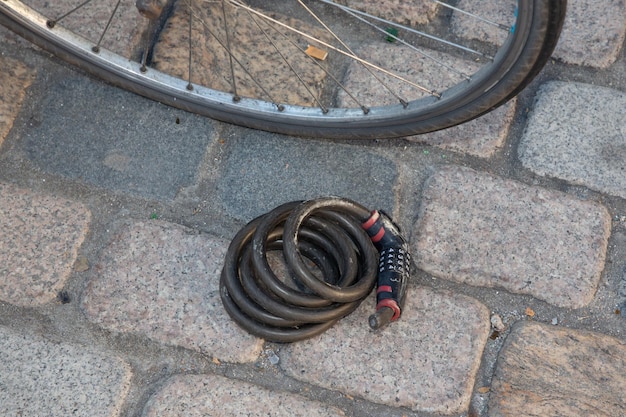 Fahrraddiebstahl zusammengeklapptes Fahrradschloss Gestohlenes Fahrradschloss, das von einem Dieb geschnitten wurde