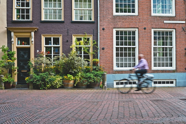Fahrradfahrer Radfahrer Mann auf Fahrrad sehr beliebtes Verkehrsmittel in den Niederlanden in der Straße von Del...