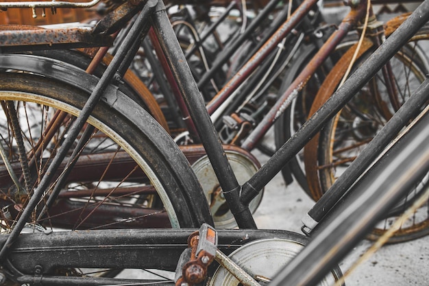 Fahrradfriedhöfe Haufen alter schmutziger, rostiger Klassiker und Vintage-Sammlungen