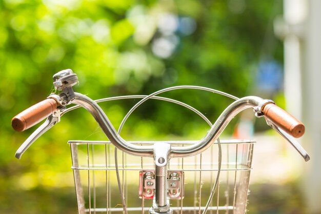 Fahrradgriff nah oben im Garten