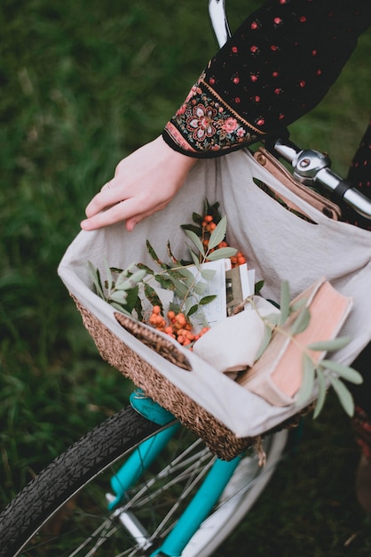 Fahrradkorb hautnah. Blumen und Postkarten. Fahrraddekoration