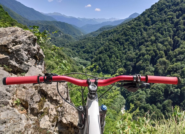 Fahrradlenker im Hintergrund der Berge Downhill-Rennen mit dem Mountainbike