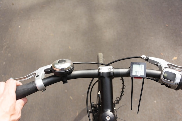 Fahrradlenker während der Fahrt First-Person-Ansicht des Fahrradlenkers und der Straße während der Fahrt