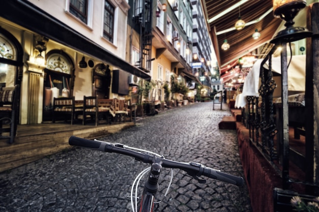 Fahrradlenkrad auf heller Stadtstraße