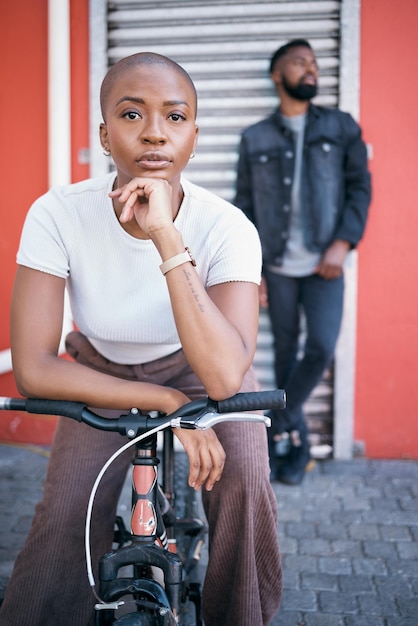 Fahrradporträt und ein paar Freunde für Städtereisen, Streetwear-Mode und urbanen Gen-z-Lifestyle Gesicht einer selbstbewussten schwarzen Frau oder coole Leute mit einem Fahrrad auf dem städtischen Bürgersteig für Jugendradfahren