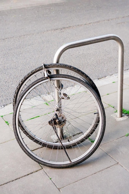 Fahrradräder mit Vorhängeschloss Fahrraddiebstahl Verbrechen Konzept