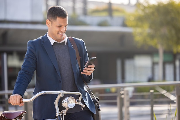 Fahrradreisen oder Geschäftsmann mit Telefon für die Vernetzung von sozialen Medien oder Kommunikation in der Londoner Straße Suchen Sie glücklich oder nachhaltig auf dem Smartphone nach Internetrecherchen oder umweltfreundlichen Transportmitteln
