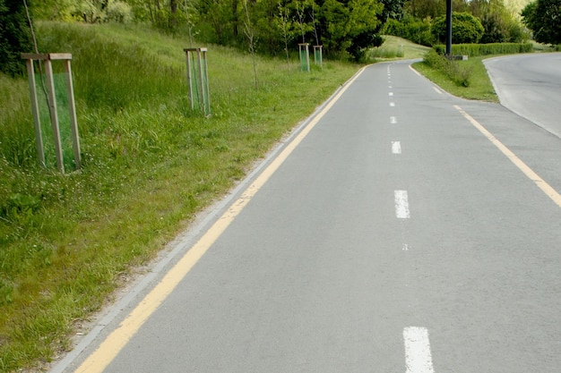 Foto fahrradschilder auf dem fahrradweg in der stadt