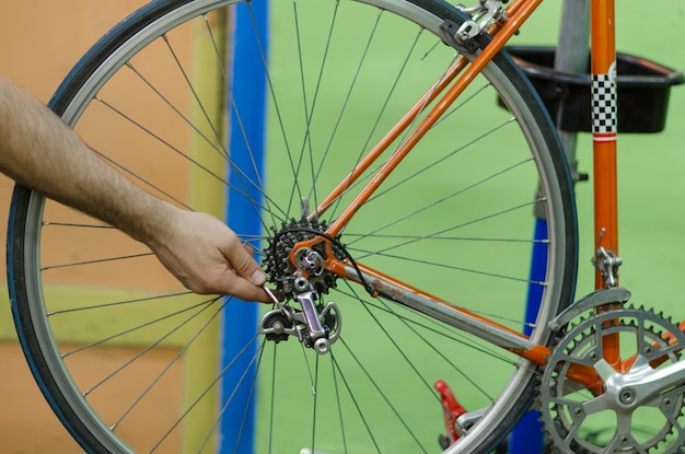 Fahrradservice-Mechaniker in der Werkstatt Klassischer Rennrad-Rennradstil