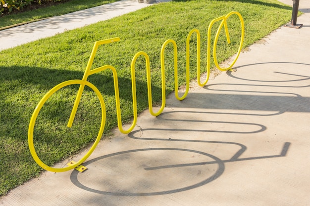 Fahrradstraße im herbst. fahrradsymbol auf asphalt