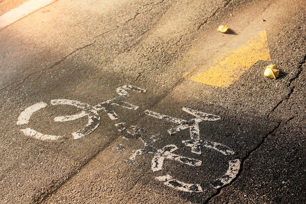 Fahrradsymbol auf der Straße.