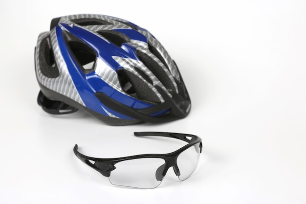 Fahrradtransparente Brille auf dem Hintergrund des Helms