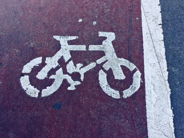 Fahrradverkehrszeichen auf der Straße in der Straße, Verkehrszeichen in der Stadt
