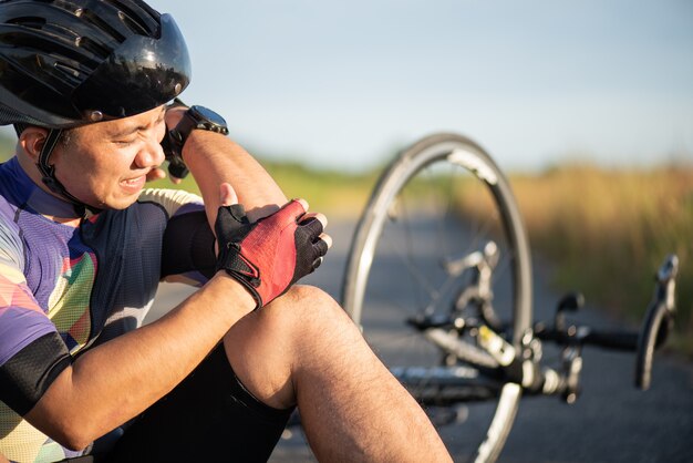 Fahrradverletzungen. Mannradfahrer fiel vom Rennrad beim Radfahren. Fahrradunfall