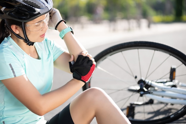 Fahrradverletzungen. Radfahrerin fiel beim Radfahren vom Rennrad.