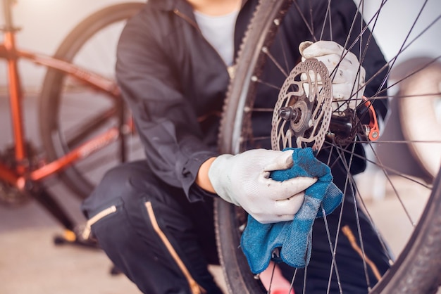 Fahrradwartung Der Fahrer wischt das Fahrrad sauber Nahaufnahme