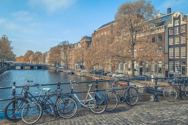 Fahrräder auf der Brücke in Amsterdam