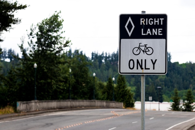 Fahrräder auf der rechten Spur nur schwarz-weißes Schild mit Straße