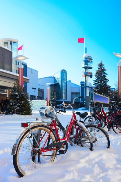 Fahrräder auf der verschneiten Straße im Winter Rovaniemi, Lappland, Finnland.