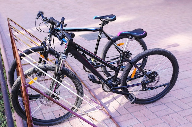 Fahrräder auf Parkplätzen im Freien