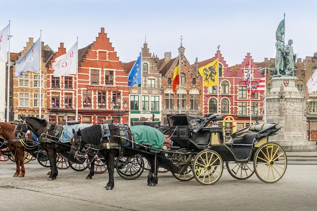 Foto fahrräder gegen gebäude in der stadt