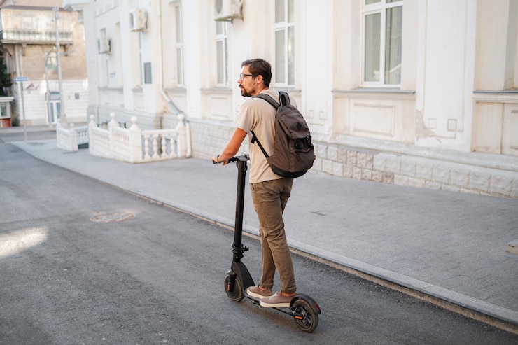 Foto fahrspaß mit dem elektroroller durch die stadt